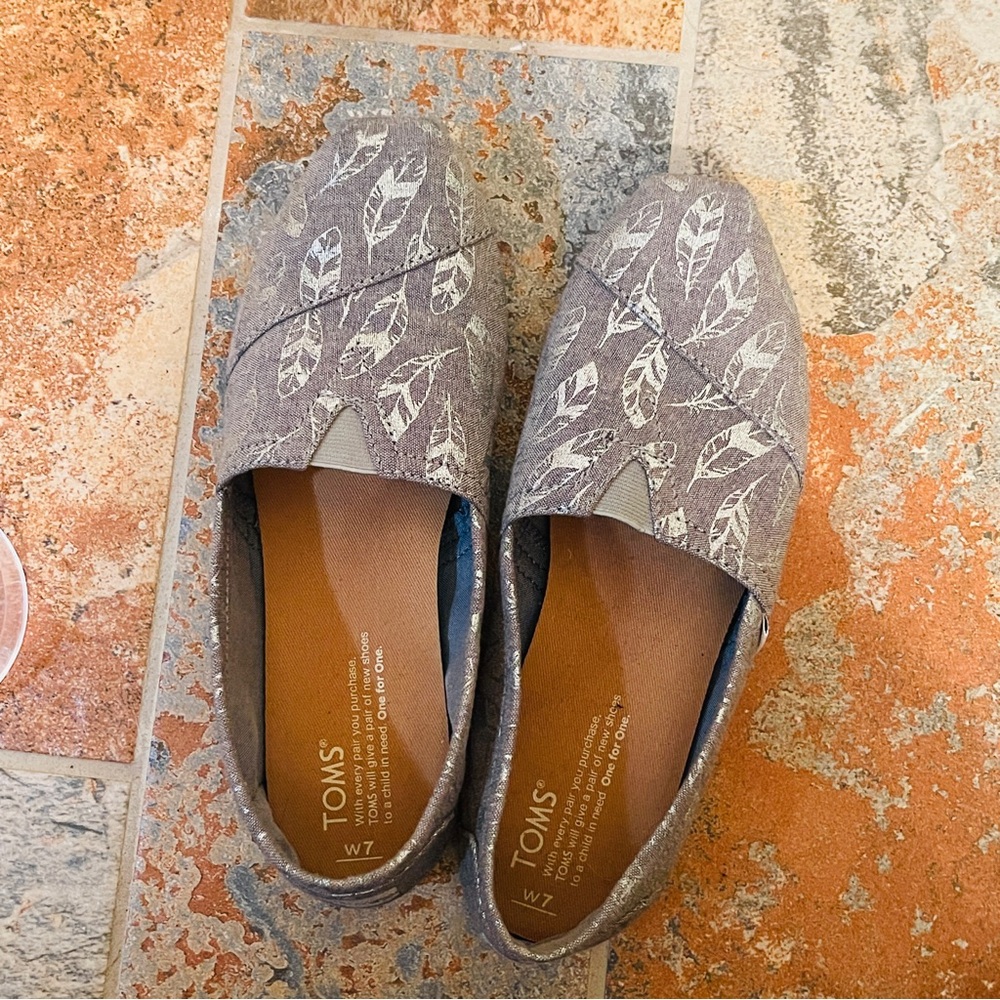 Toms Gray/Metallic Silver Leaf Pattern Flats! - image 2